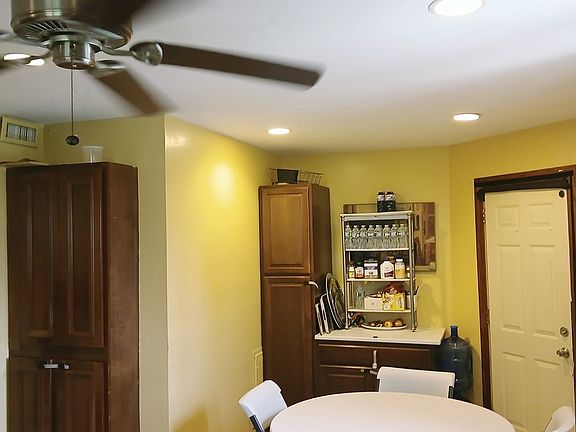 3rd image of 6810 W 95th Pl