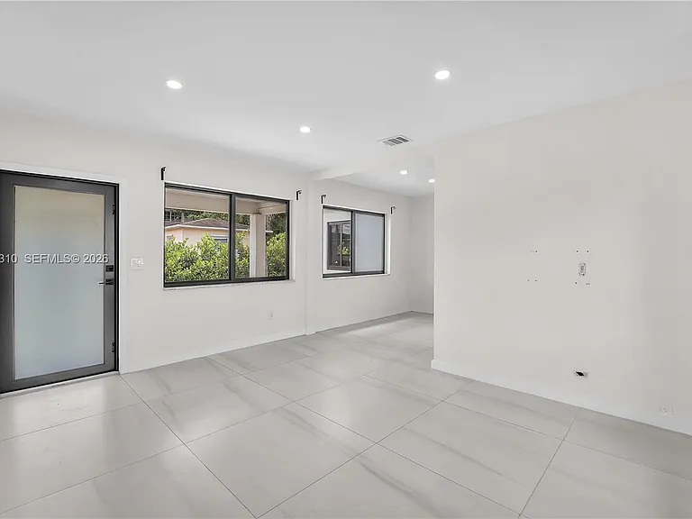 621 SW 33rd Ave #1 — Photo 3
