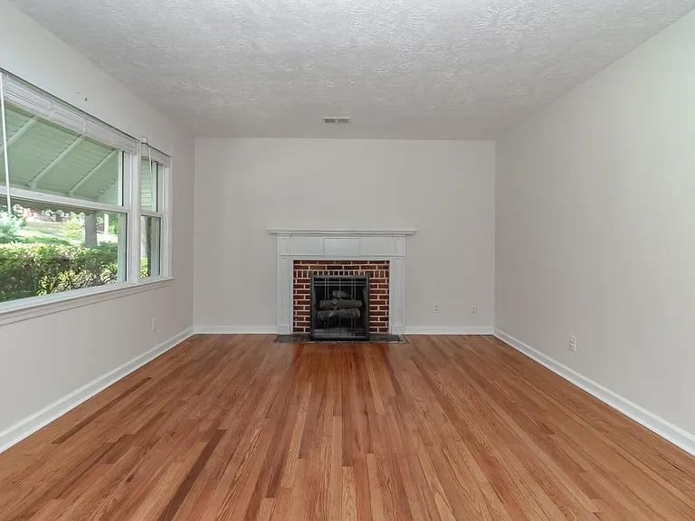 2709 Hazel St — Photo 4