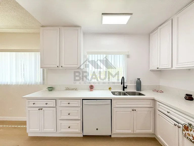 13129 OXNARD ST. — Photo 36