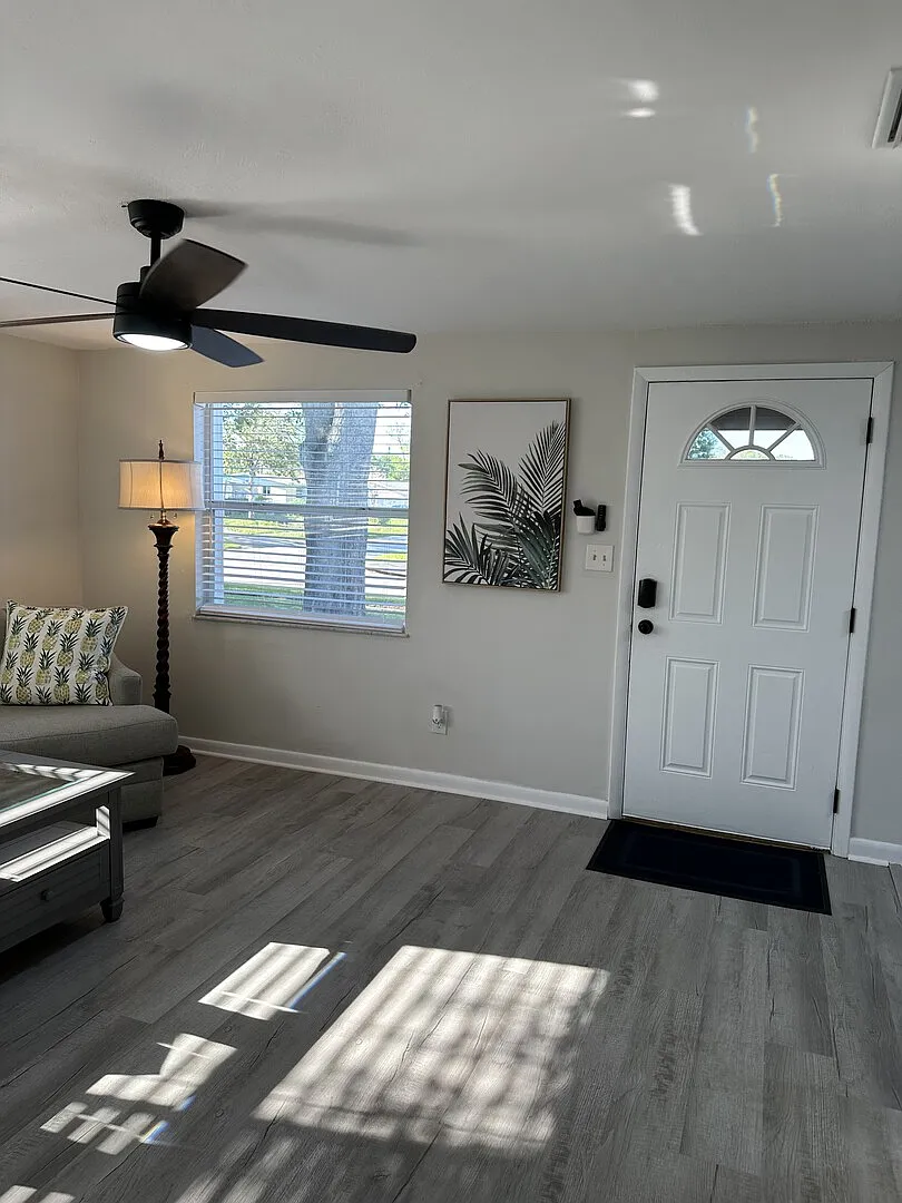 Cozy Single Family in Quiet Safe Neighborhood near Beach and Shopping — Photo 3