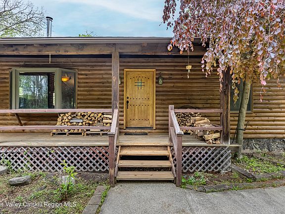 3rd image of 213 Huguenot Street