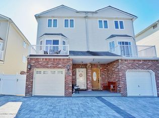 30 Dina Ct, Staten Island, NY 10306