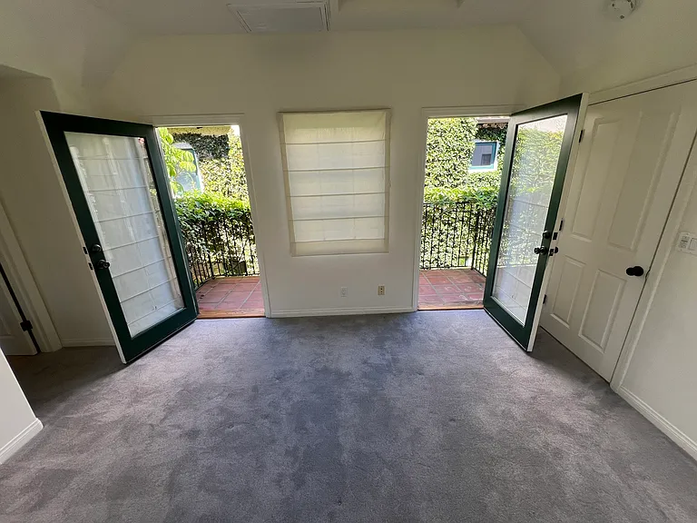 2420 De La Vina St #B — Photo 11