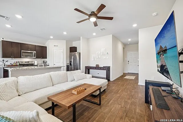 3 bed, 2.0 bath, 1263 sqft, $1,650 — Photo 4
