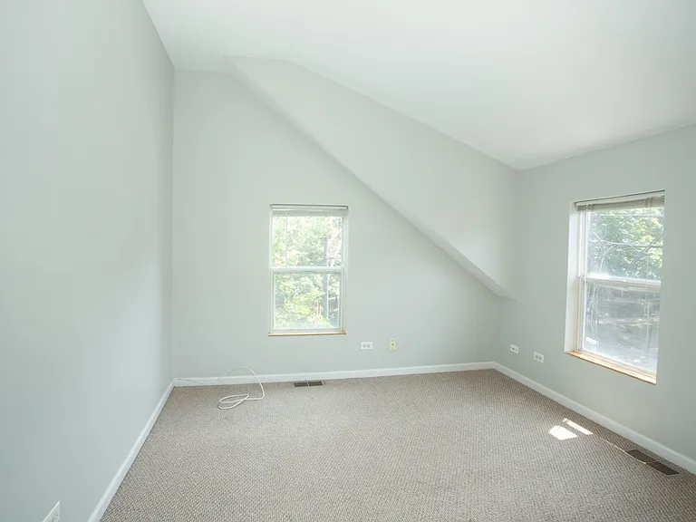 1901 W George St #COACH HOUSE — Photo 18