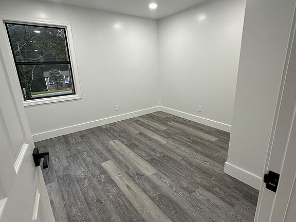 3rd image of 425 Ridgemont Dr