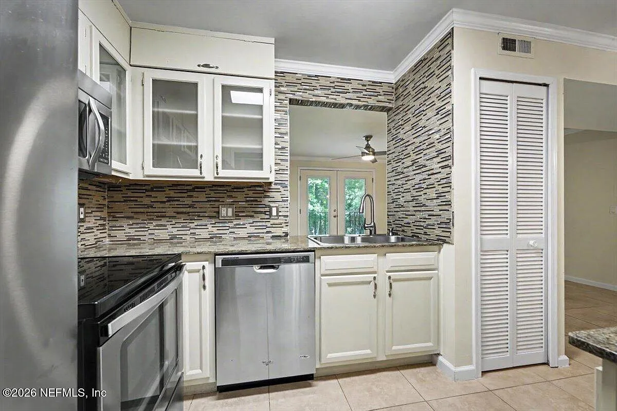 2 bed, 2.0 bath, $2,200 — Photo 3