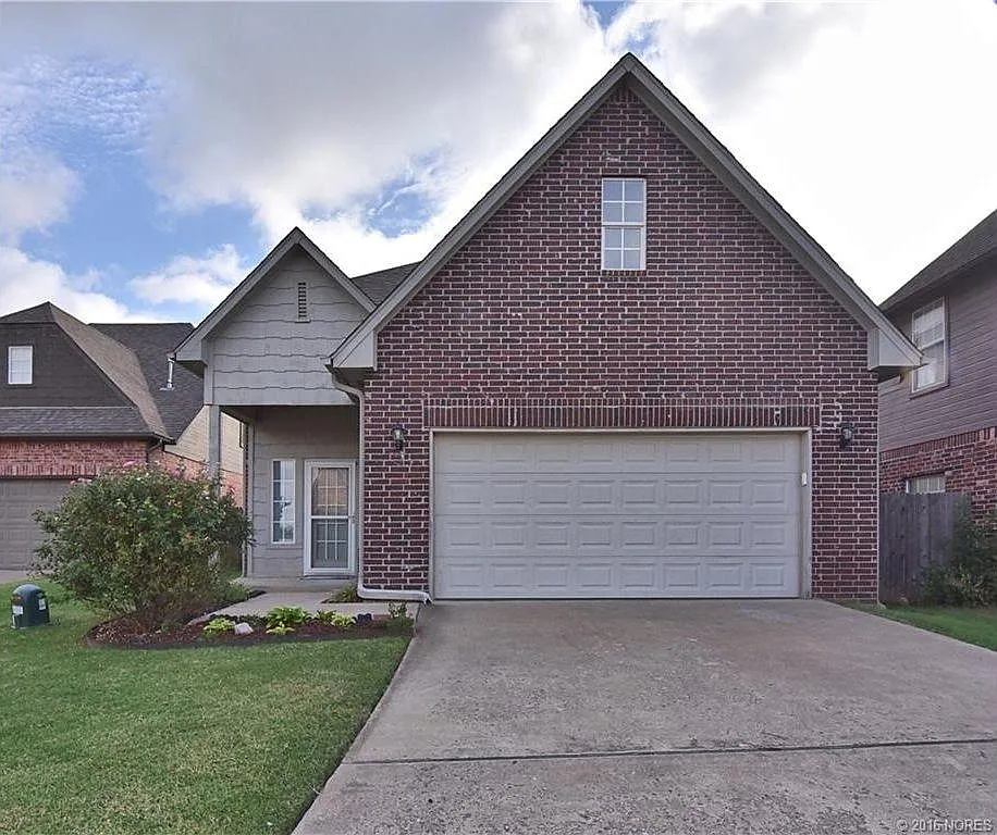 3 bed, 2.5 bath, 2007 sqft, $1,949 — Photo 1
