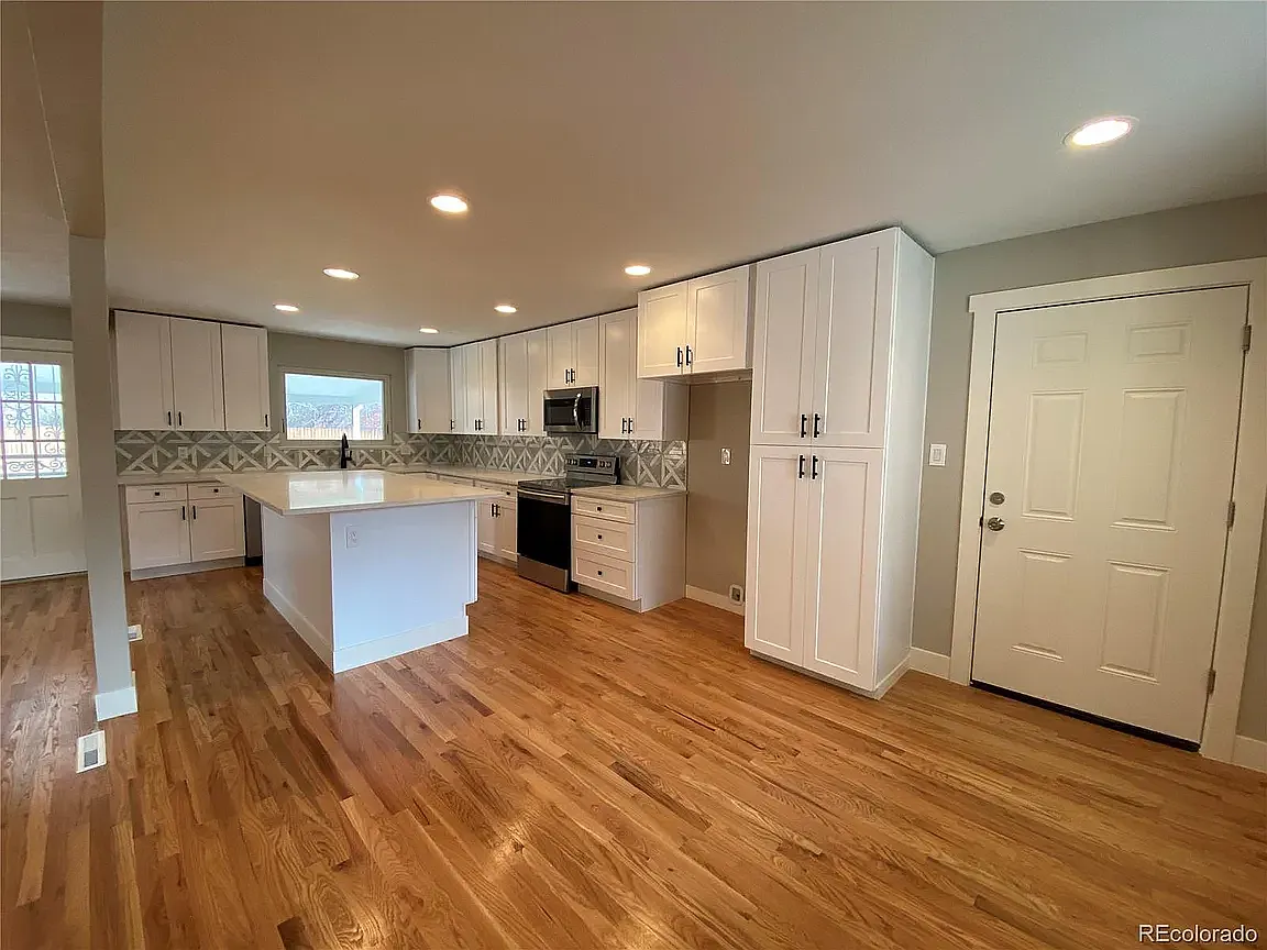 5 bed, 3200 sqft, $3,950 — Photo 2