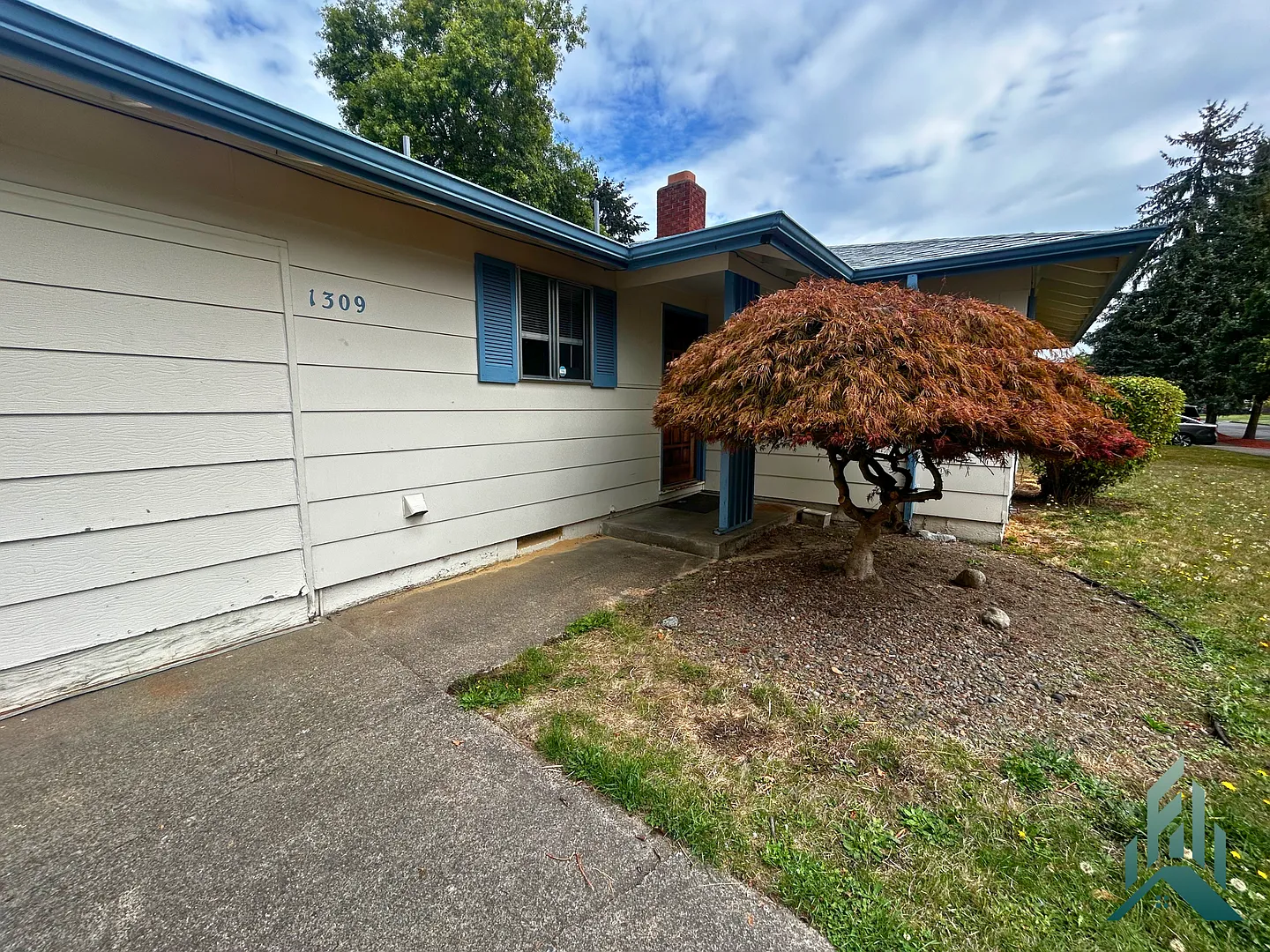 Newly Renovated 3-bedroom, 1.5-bathroom Single-family Home in Albany — Photo 2