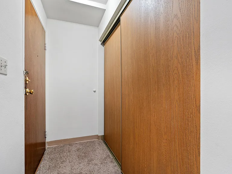 Colonial Court — Photo 12