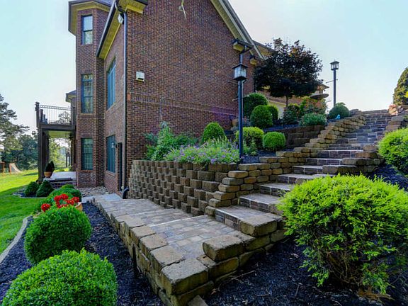 4th image of 288 Mountain Dr