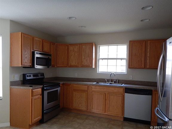 4th image of 1042 SW Jaguar Dr