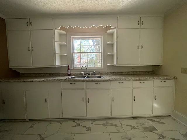 large eat-in kitchen