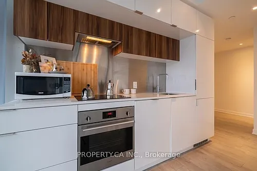 185 Roehampton Ave #1303 Photo 1