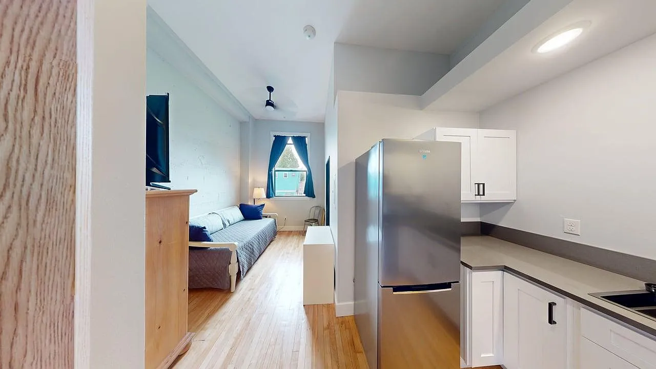 2845 Marine Dr — Photo 2