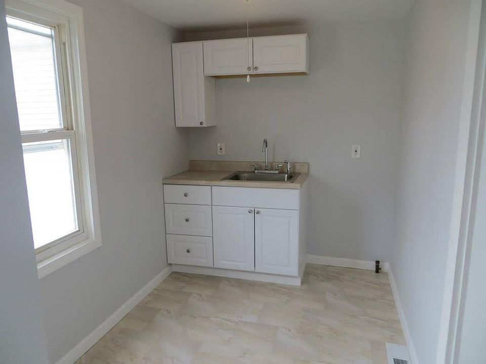 2nd image of 141 Livingston St APT 3