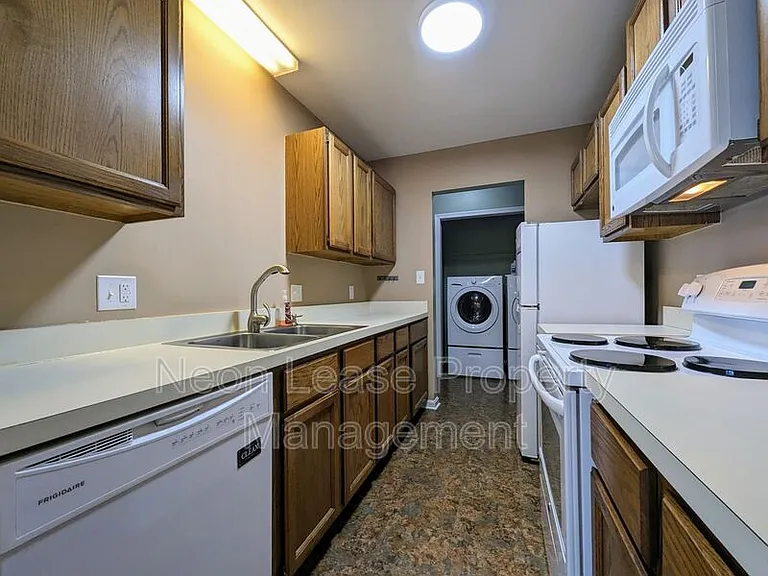 406 Franklin St — Photo 8