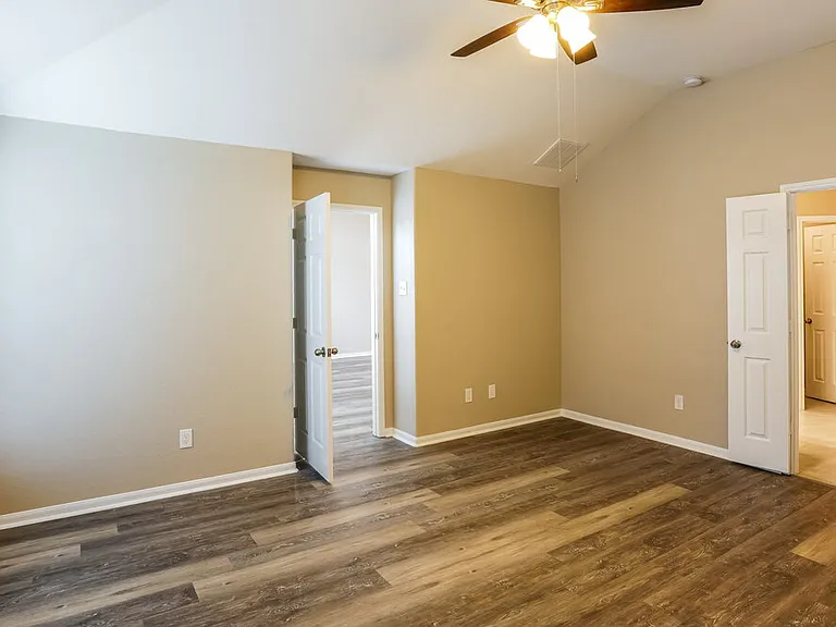 1902 Walnut Green Cir — Photo 10