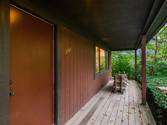 4th image of 2565 Powell Ave