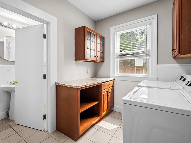 443 Hall St SE — Photo 15