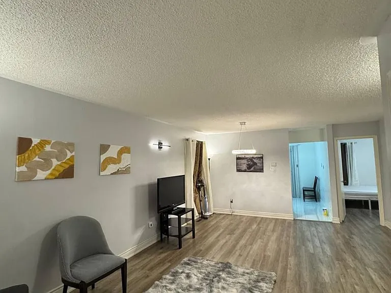425 Elmwood Ct #ROOM — Photo 2