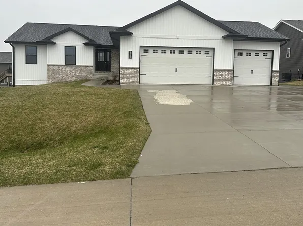 4595 Meadow Creek Dr, Palo, IA 52324