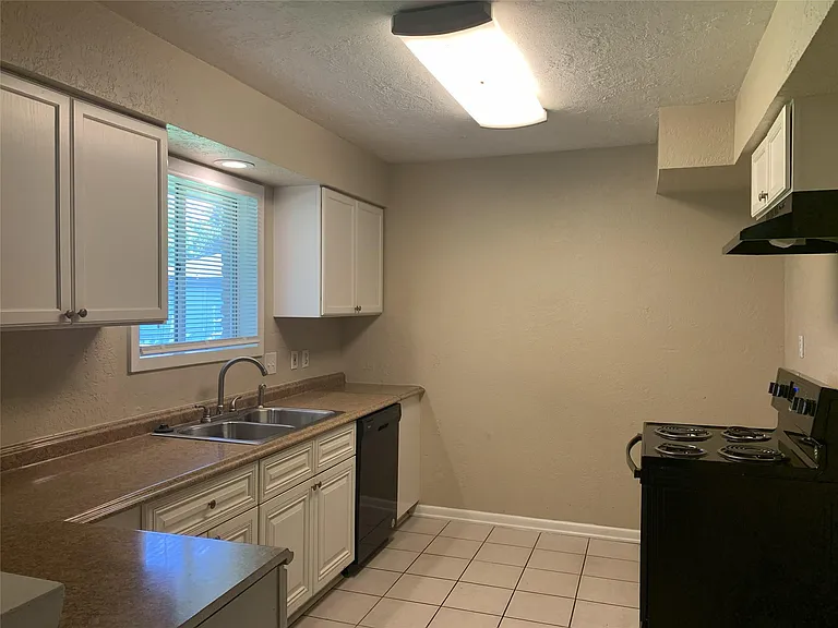 5815 Darlinghurst Dr — Photo 4