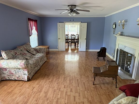 4th image of 105 3rd Ave E