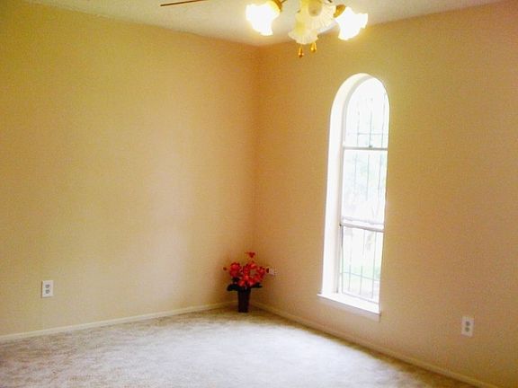 3rd image of 2318 Chapel Hill Ln
