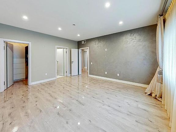 4th image of 5534 Sylmar Ave