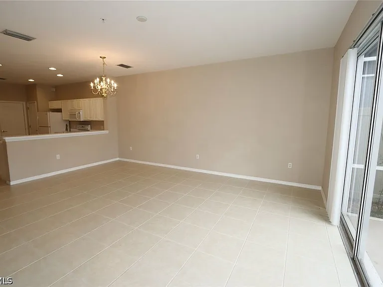 1172 Oxford Ln #27 — Photo 6