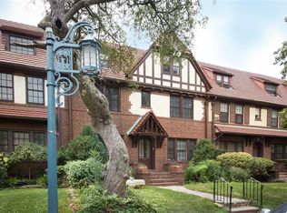 26 Beechknoll Rd, Flushing, NY 11375