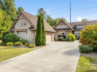 21 Foxtail Ct, Hendersonville, NC 28792