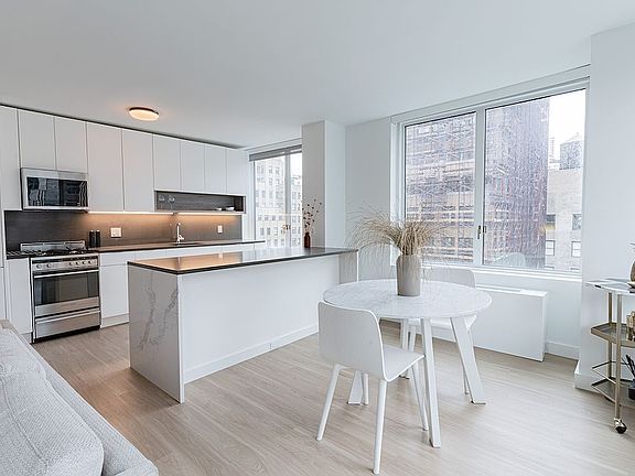 4th image of 70 W 37th St #914