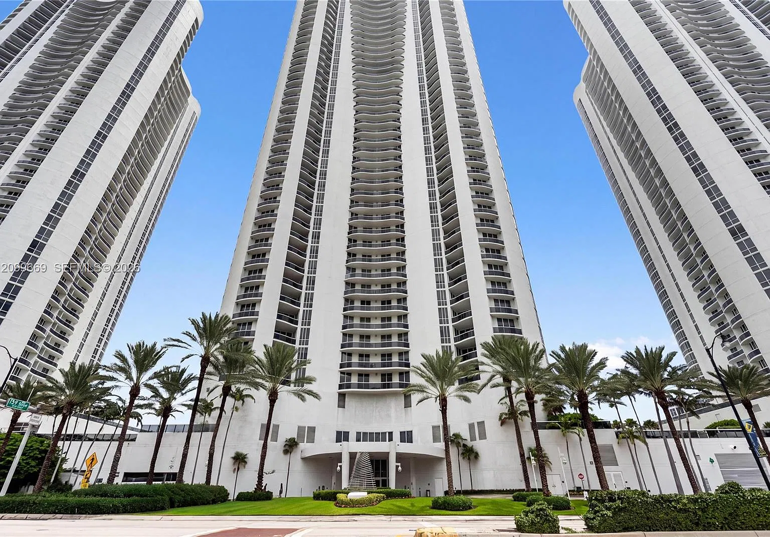 Tdr Tower I Condo — Photo 2