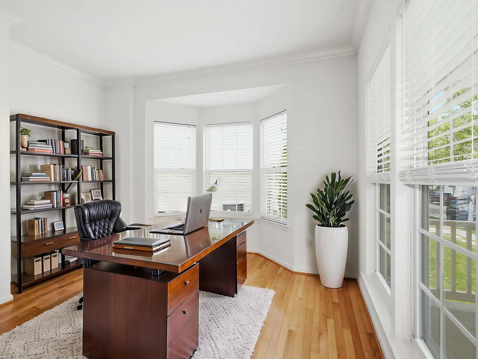 3 bed, 4.0 bath, 2925 sqft, $3,300 — Photo 4