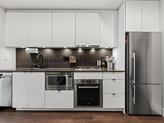 5th image of 2726 Spring St