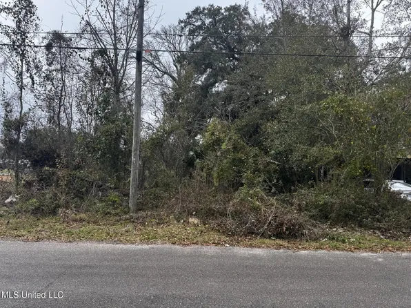 327 Ballentine St, Bay Saint Louis, MS 39520