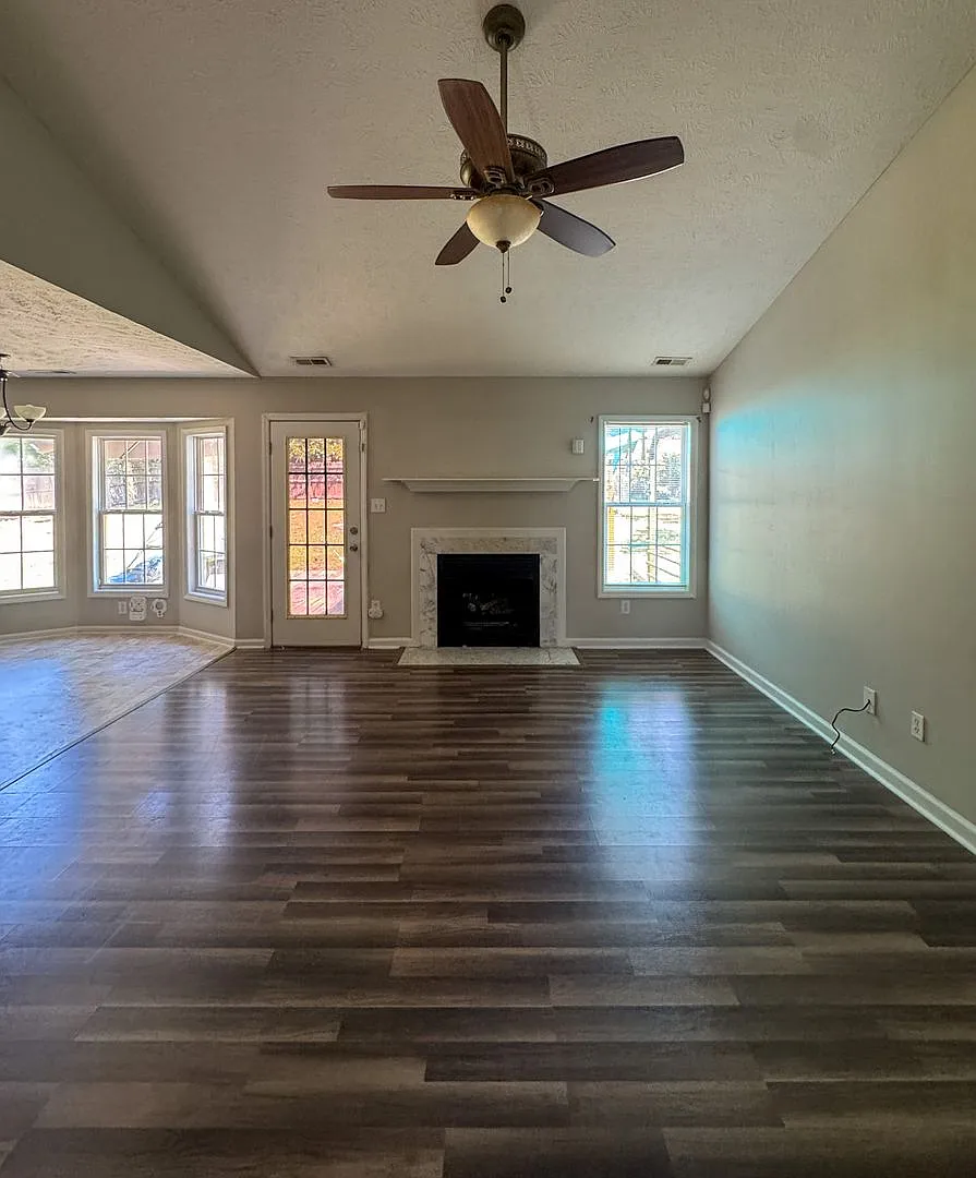 Charming 3 Bed 2 Bath Plus Bonus Room in Raeford — Photo 2