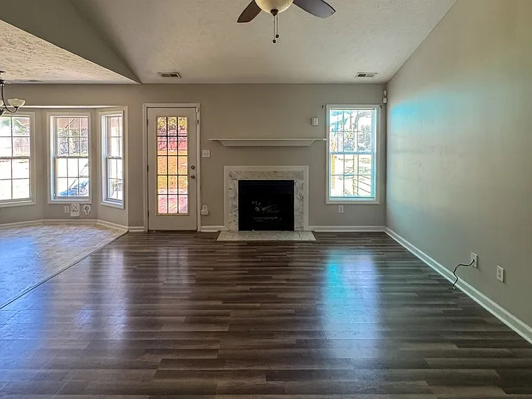 118 Jefferson Dr — Photo 2