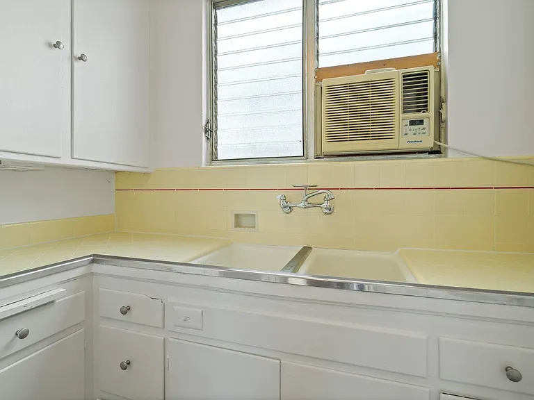 1323 N Olive Dr — Photo 24