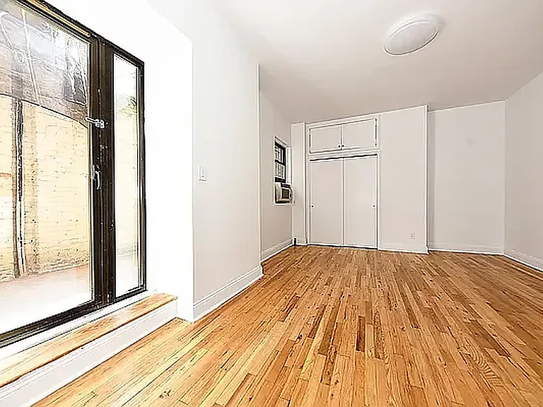 222 W 15th St #1D — Photo 6