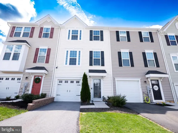 136 Quebec Ct, Falling Waters, WV 25419