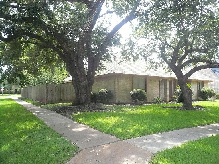 2826 Green Fields Dr — Photo 2