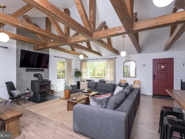 1153 Lexington Ave, Pocono Summit, PA 18346