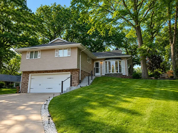 1016 Day Dr, Bellevue, NE 68005