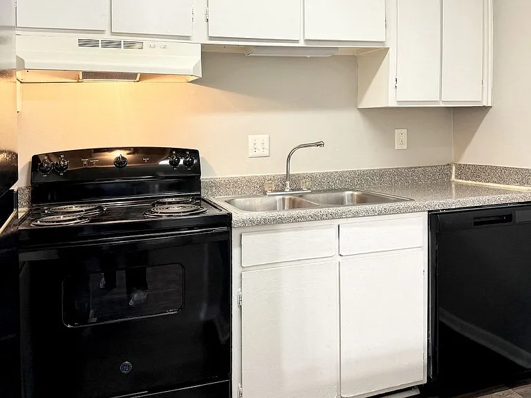 Spring Lake Cove Apartments — Photo 20