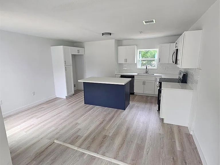 3009 Lincoln St — Photo 3